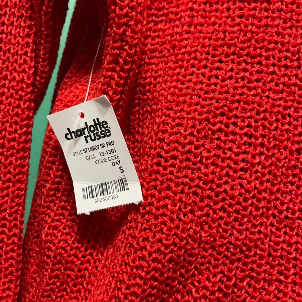 Simple red sweater - Picture 3 of 3
